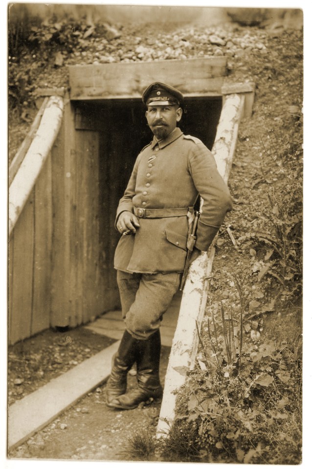 Soldat allemand devant l'entrée d'une galerie