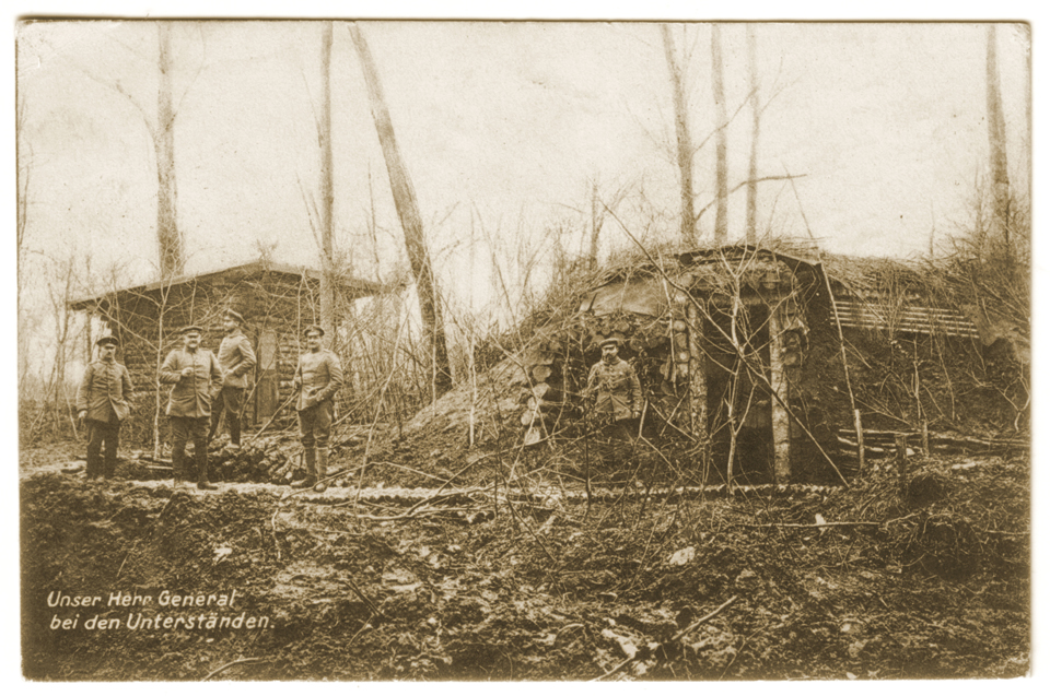Général allemand devant des abris