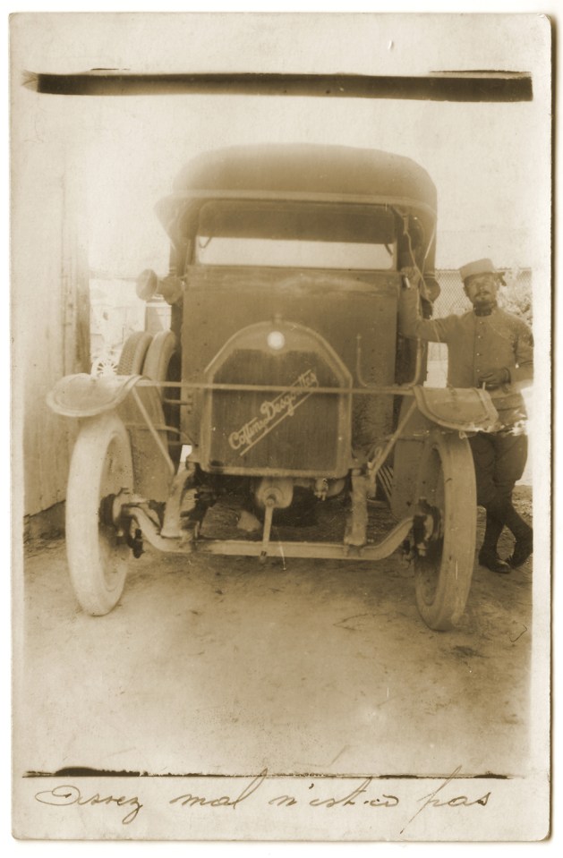 Automobile française et son chauffeur en Argonne