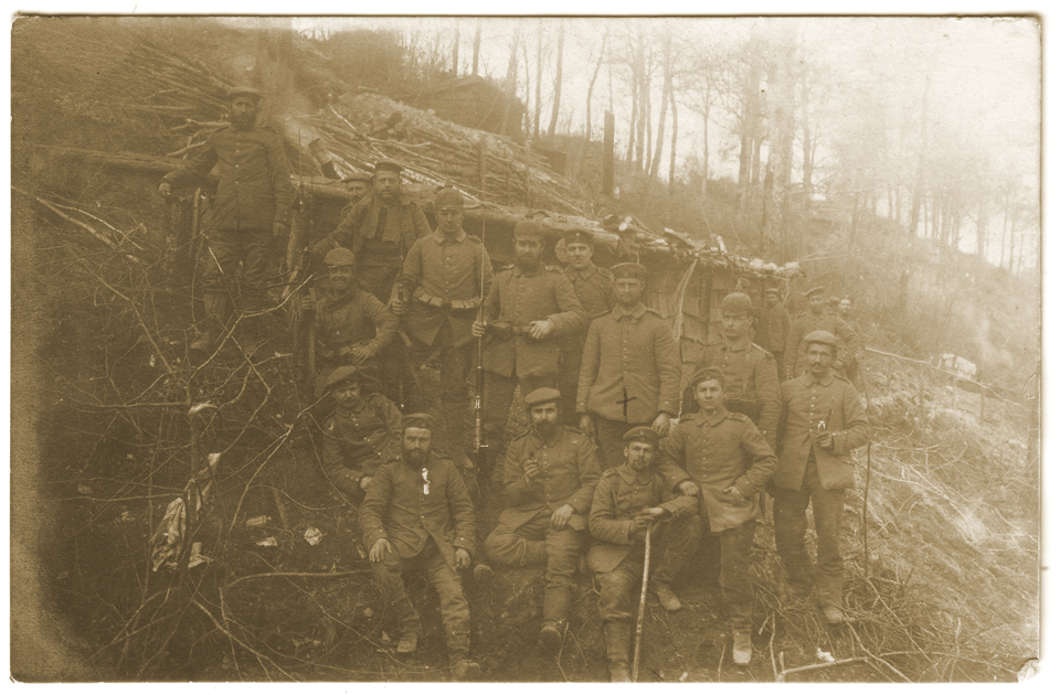 Soldats allemands devant leur baraque