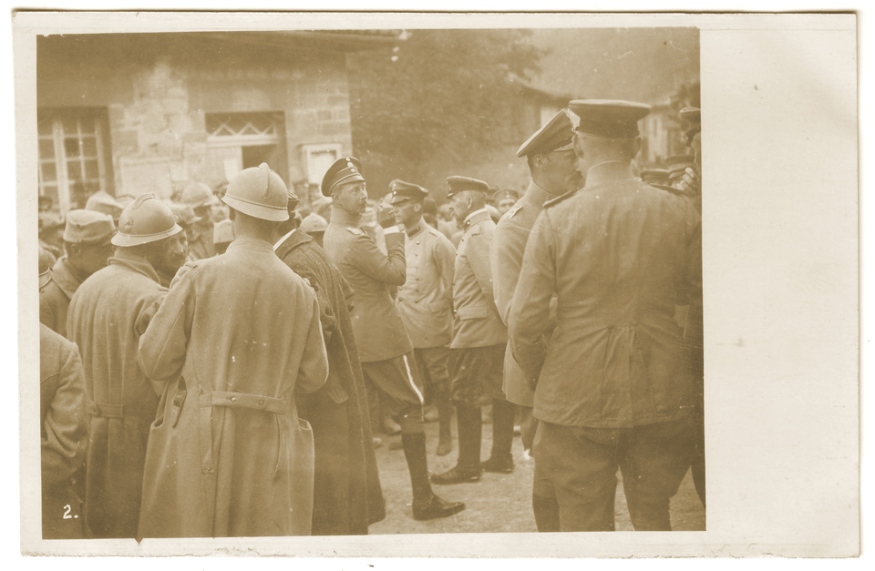 Le Kronprinz et des officiers allemands (von Mudra à droite du Kronprinz) devant des prisonniers français du 14ème R.I.