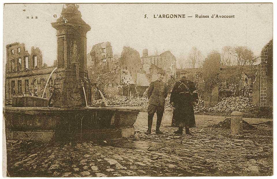 Officier français et infirmier devant la fontaine du village